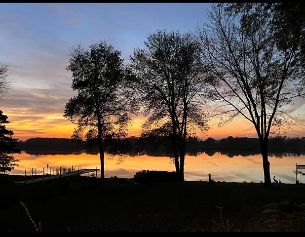 Lake cabin;hot tub, sandy beach, games, space, fun gallery image 4