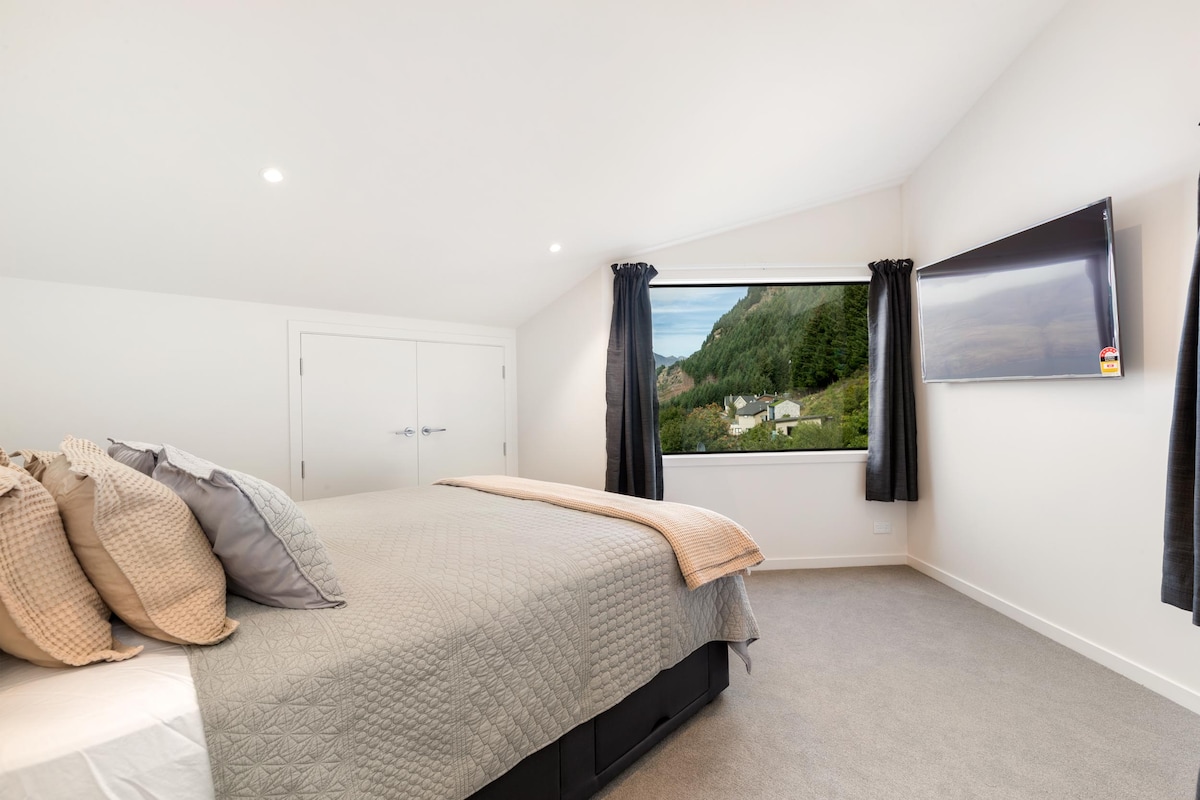 卧室3 ：双人床。电视。优质床上用品。