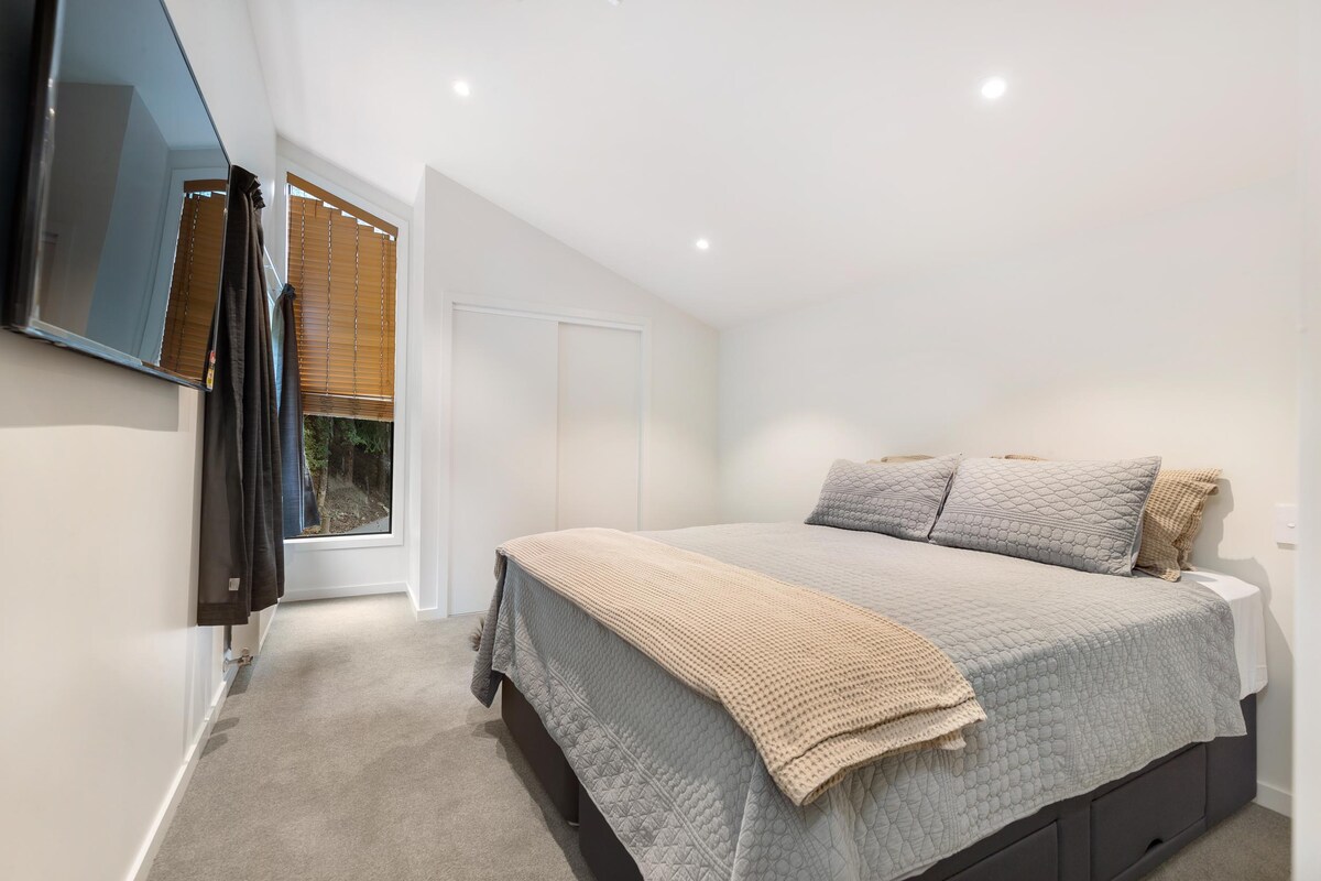 楼上卧室4 ：标准双人床和优质床上用品。电视