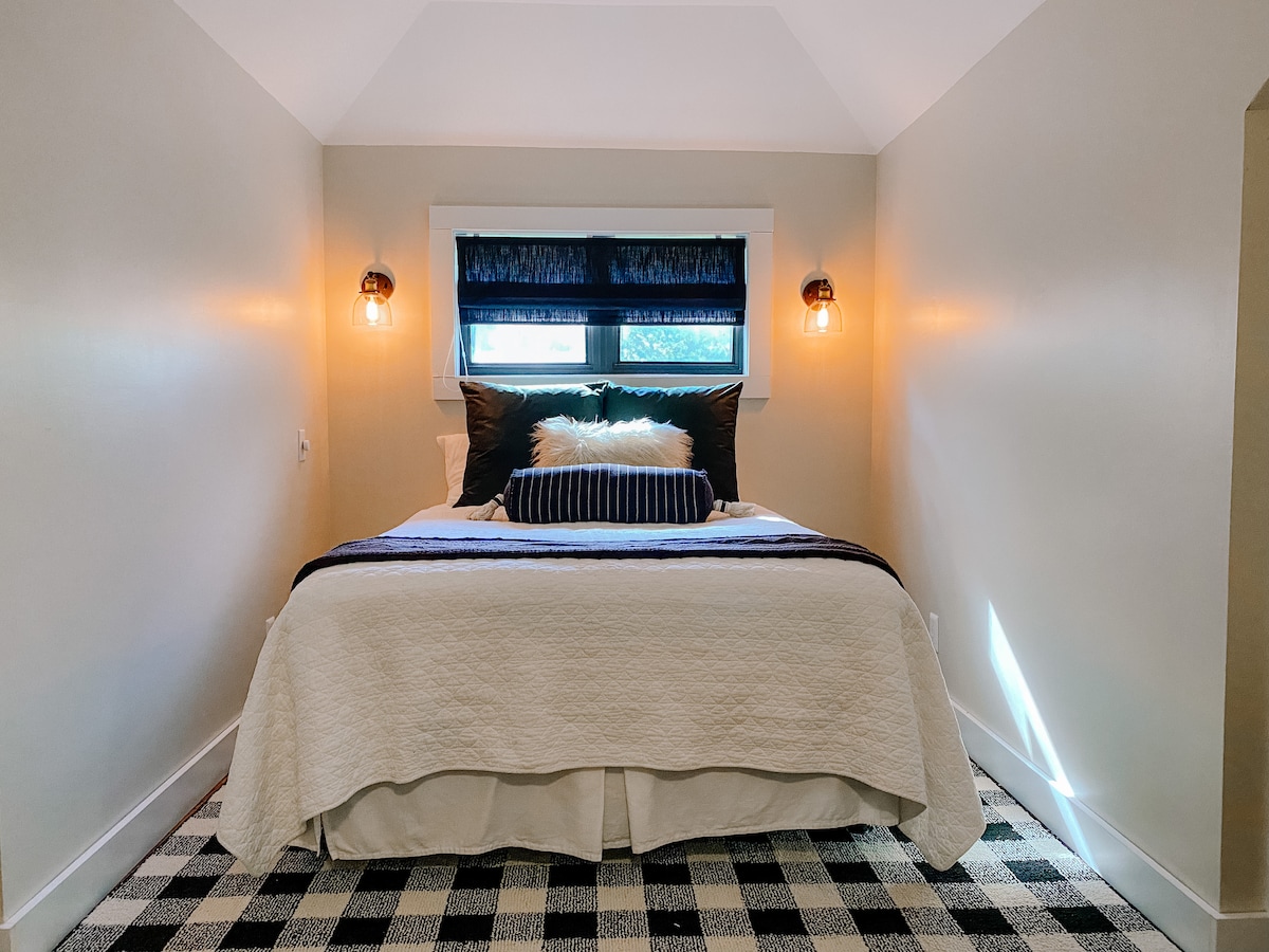 Upstairs loft accessible by stairs (no privacy door) 