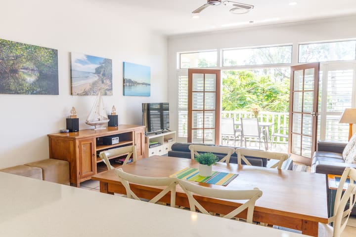 Sandy Beach 6, a 3 bed villa on the Noosa River