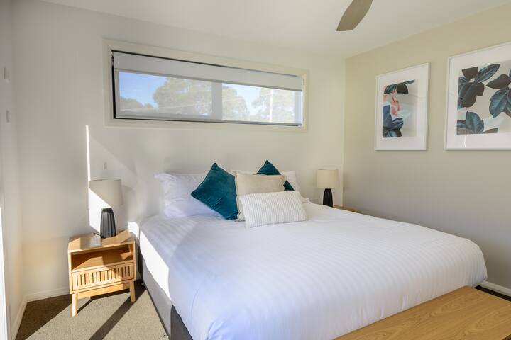 Stunning 4 Bedroom House @ Georges Bay Apartments!