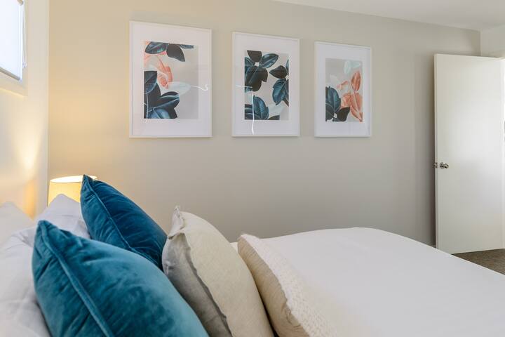 Stunning 4 Bedroom House @ Georges Bay Apartments! gallery image 2