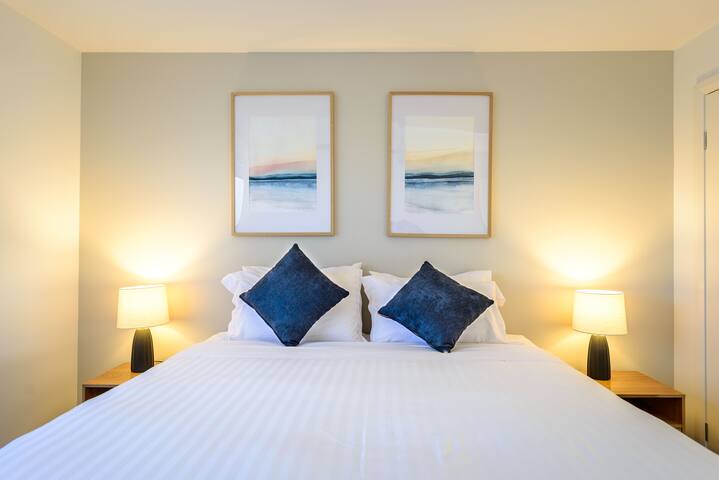 Stunning 4 Bedroom House @ Georges Bay Apartments! gallery image 3