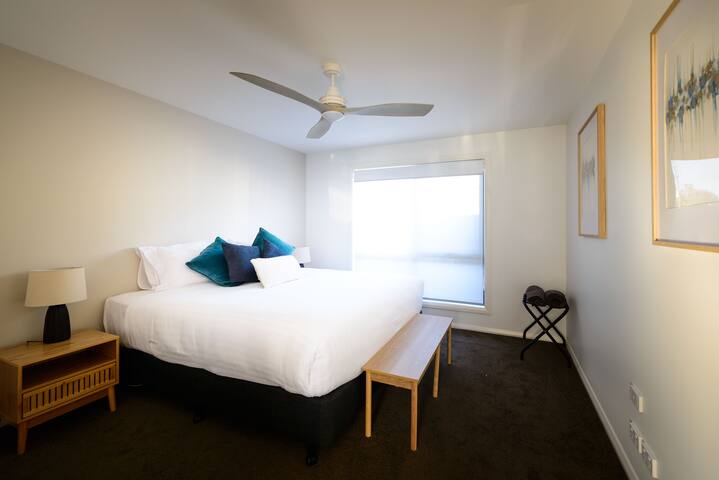 Stunning 4 Bedroom House @ Georges Bay Apartments! gallery image 4