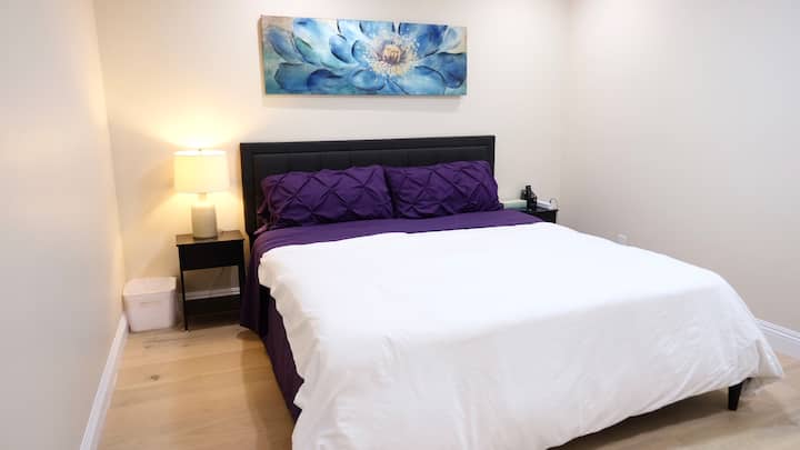 CAL เตียงคิงไซส์ในห้องนอน 