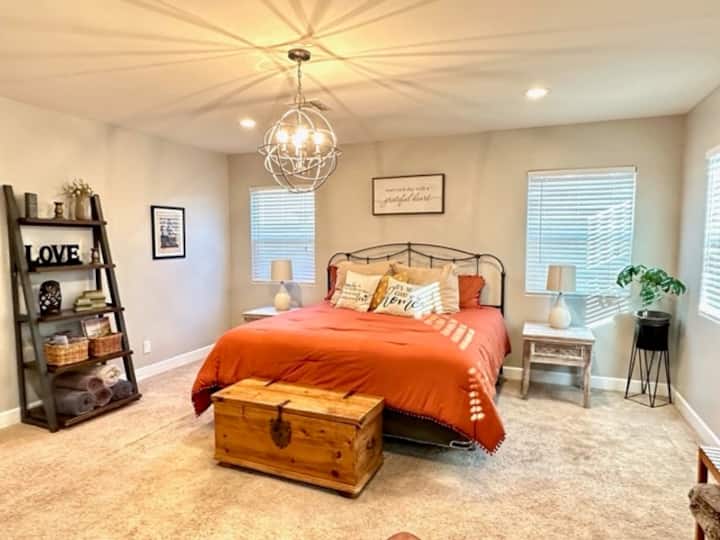 غرفة النوم الرئيسية - سرير بحجم كبير