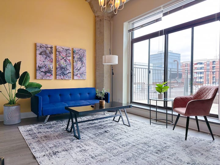 ห้องนั่งเล่นที่กว้างขวางด้วยแสงธรรมชาติมากมายและหน้าต่างบานใหญ่