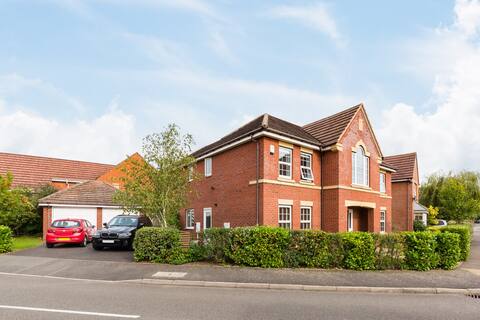 Modern 4Bed Warwick Family Home with Parking