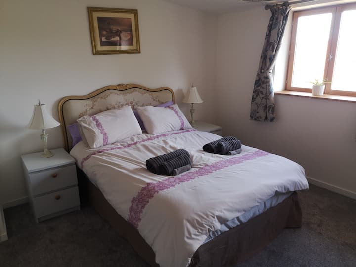 Chambre 1 - lit double, aspect double, avec salle de bain attenante, penderie et commode