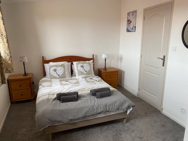 Chambre 2 - lit double, armoire et commode
