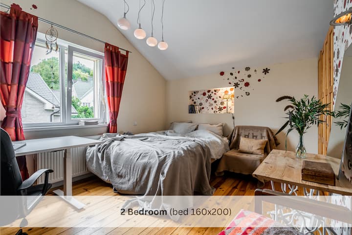 Двокреветна соба со простор за работа (биро за седење/стоење).