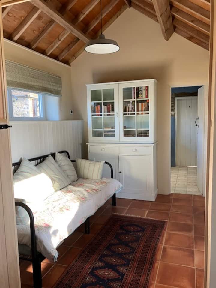 Ky divan krevat hapet për të formuar një krevat dopio të rehatshëm me madhësi king dhe ka një derë të palosshme midis kësaj dhome dhe kuzhinës, kështu që e bën të rehatshme një dhomë gjumi të dytë private për vizitorë të tjerë ose për fëmijë. Mund të ofroj një krevat fëmijësh dhe një karrige të lartë. 