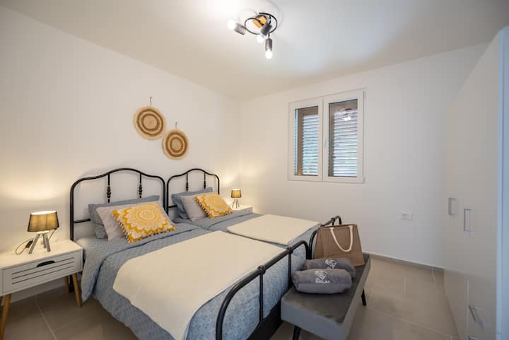 Втора спалня с две единични легла, които, ако е необходимо, могат да бъдат сглобени в двойно легло