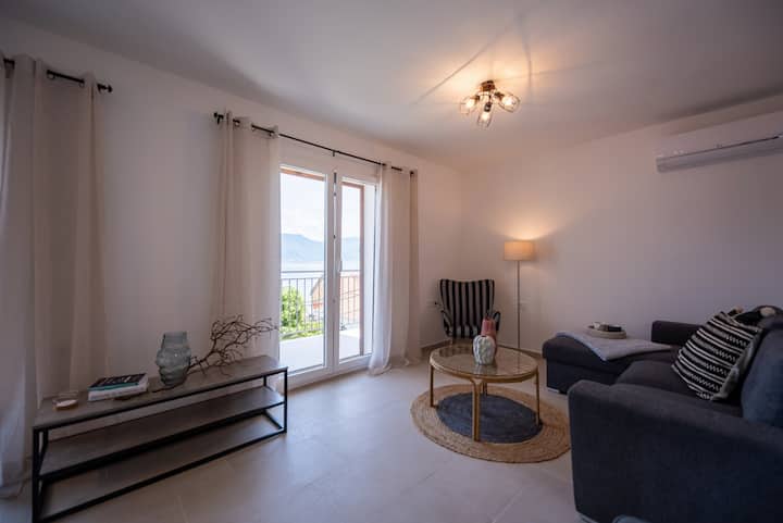 Всекидневна с директен изглед към морето и достъп до балкон