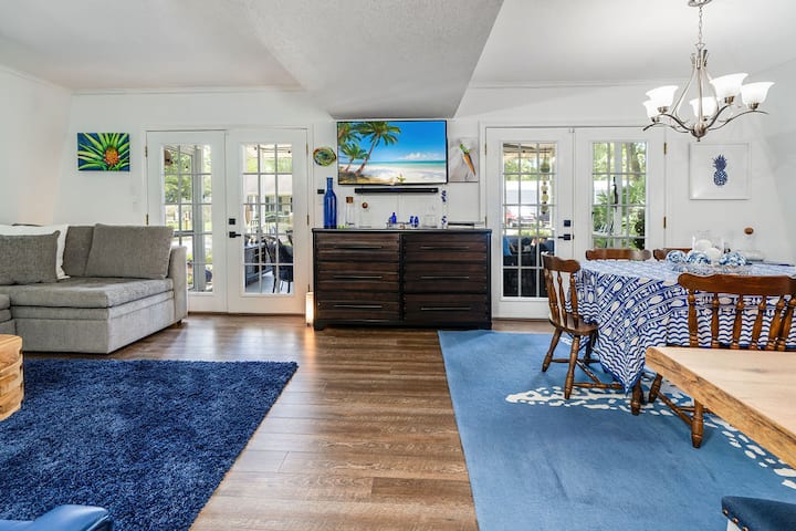 Fungua dhana ya kuishi jikoni na milango ya inchi 60 ya televisheni ya Kifaransa inaongoza kwenye ukumbi uliochunguzwa