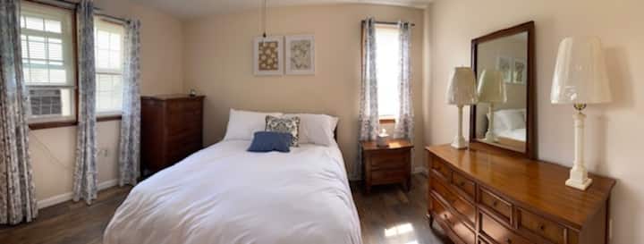 ČETVRTA SPAVAĆA SOBA S KREVETOM PUNE VELIČINE. DVA KOMODA I ORMAR.