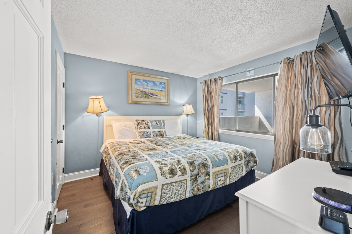 在阳光下泡了一天后小睡一会儿。 