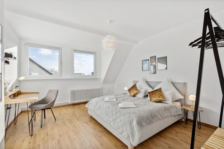 Dormitorio delantero con cama acogedora y lugar de trabajo.