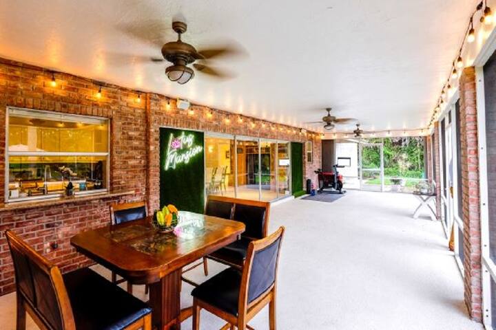 Lux Mansion w Heated Pool n Yoga gallery image 3