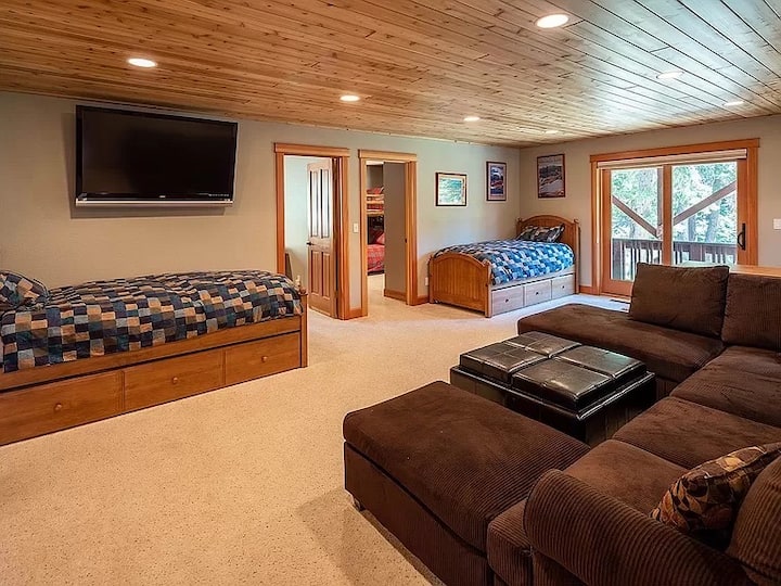 חדר משפחה - 2 מיטות מתקפלות עם 4 מיטות נפרדות.
1 ספה