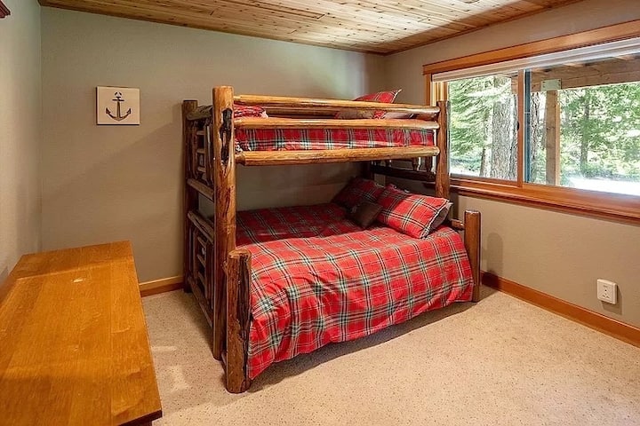 חדר 3 - מיטת קומתיים - גודל זוגי עליון - גודל מלא תחתון.