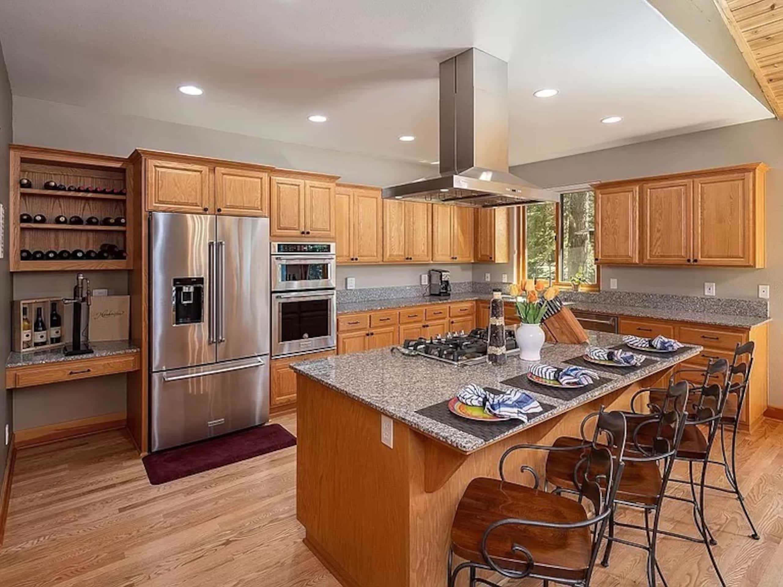 Two-Level Cabin with Hot Tub Near Lake Tahoe - Photo 9