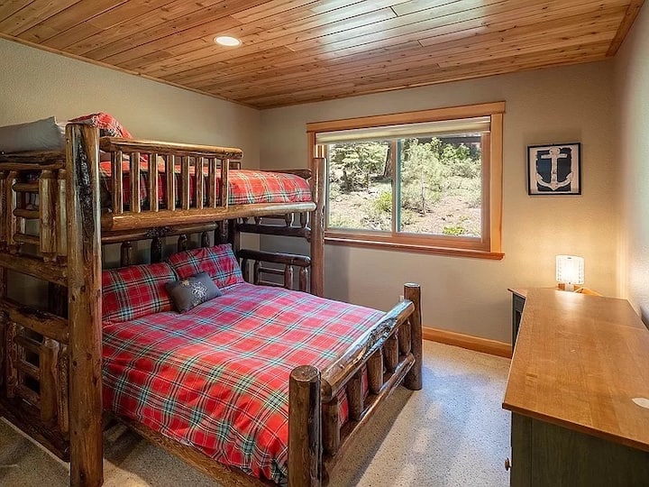 חדר שינה 2 - מיטת קומתיים - גודל זוגי עליון, גודל מלא תחתון.