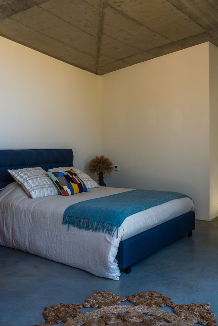 Chumba cha 4 cha kulala; ndani ya nyumba. Ufikiaji wa moja kwa moja wa bwawa na mw