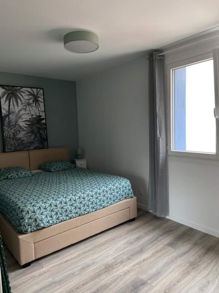 غرفة النوم 1 على جانب الفناء 