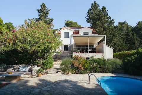 Seafront Villa With Heated Pool - Prime Location