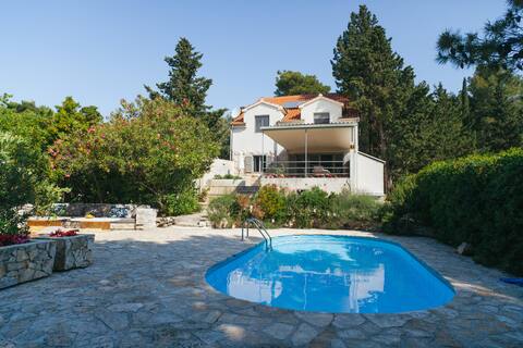 Seafront Villa With Pool - Prime Location