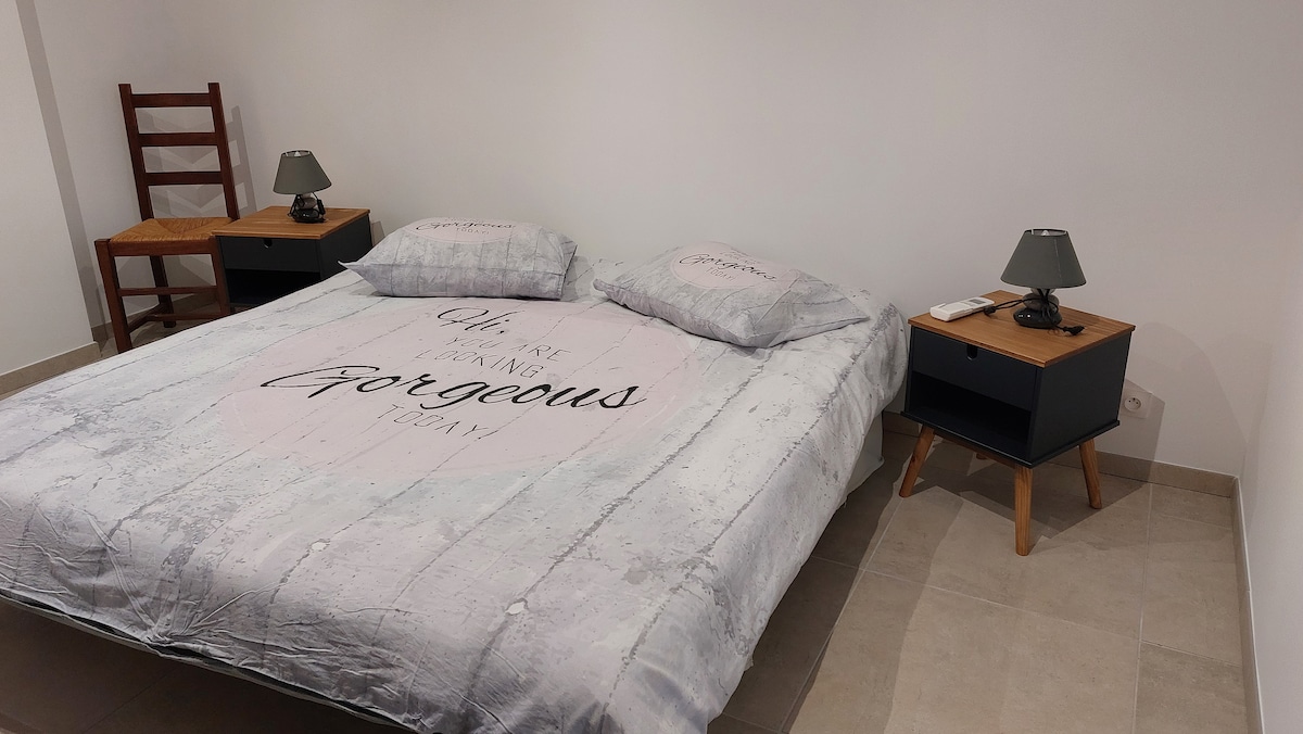 Kitanda 1 cha watu wawili 180X190 au vitanda 2 vya mtu mmoja 90x190, tafadhali taja wakati wa kuweka nafasi