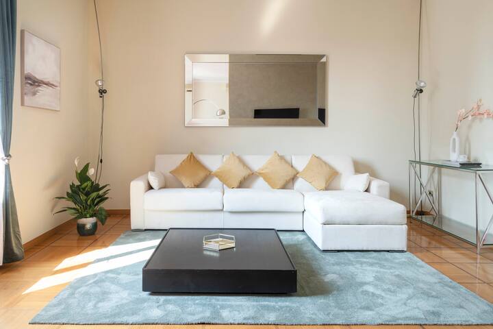 Charming Apartment in the Heart of Milan- 6 Guests gallery image 5