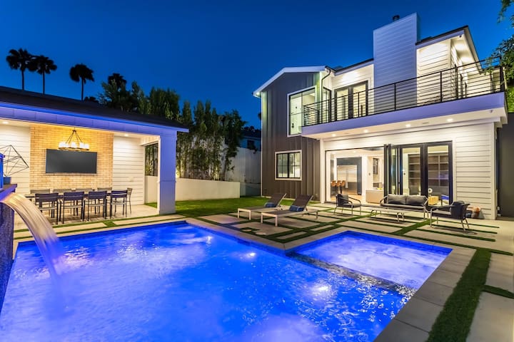 Modern Farm House with 4 En suites pool & Jacuzzi.