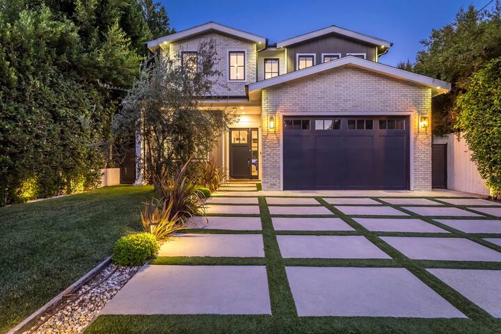 Modern Farm House with 4 En suites pool & Jacuzzi. gallery image 2