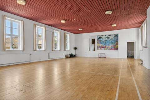 Large home with private gym for 14 people.