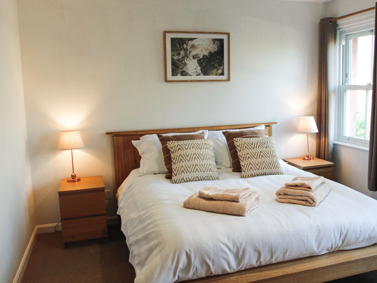 Соба 1: брачен кревет (широк 180 - 200 см) + сопствен апартман