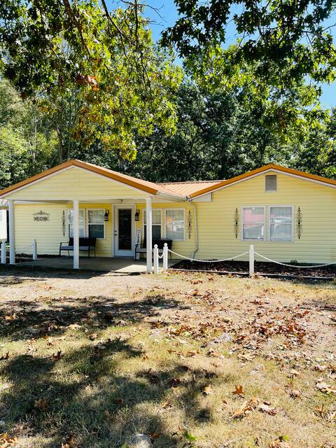 The Yellow House at Bluffview ~ .5 mile from lake