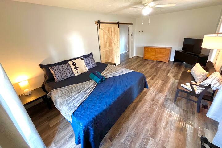 Habitación #1: King OR (2) camas individuales XL: la cama será una cama tamaño king y, si lo prefieres (2) camas individuales XL,  simplemente desengancha las camas y (2) los juegos de sábanas Twin XL estarán disponibles, limpios y listos para ir en los cajones de la cómoda. 