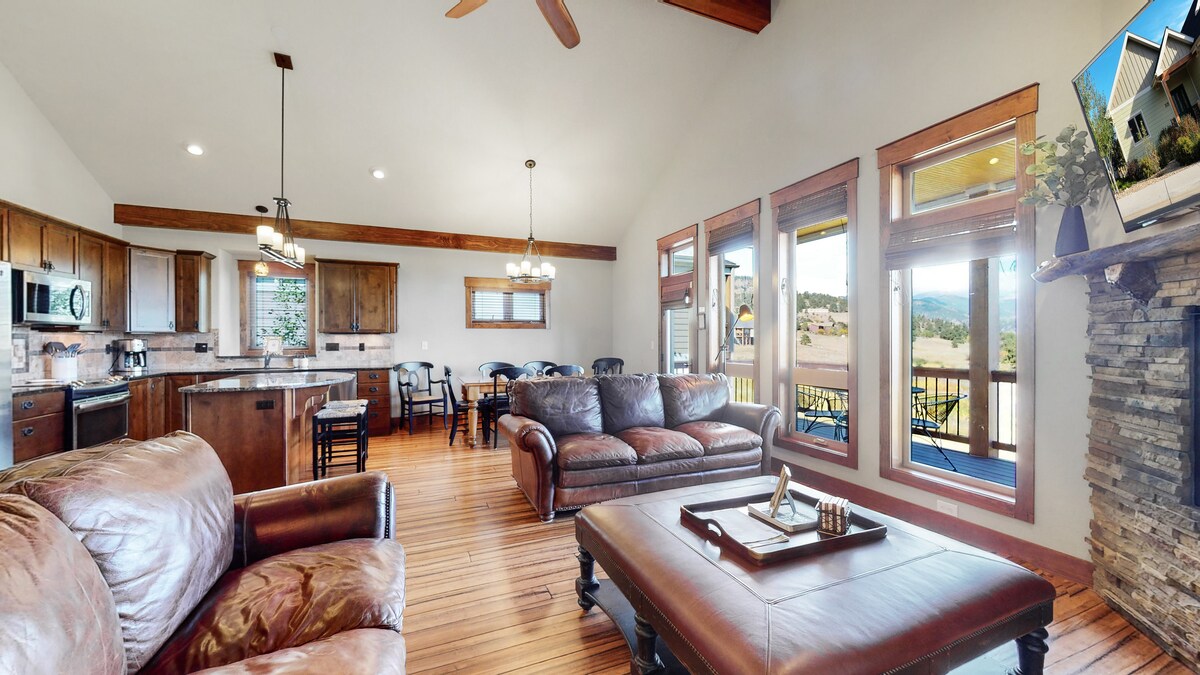 Popular Airbnb listing: Mountain & Marys Lake Sleeps 10, Clean, Fireplace! in Estes Park
