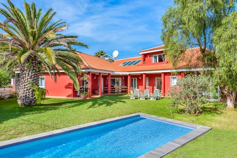Villa Artigar, garden, swimming pool and bbq.