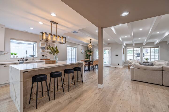 Entertainer home hot tub Universal sleeps 12 gallery image 3