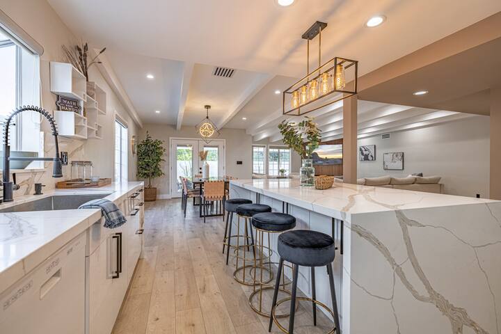 Entertainer home hot tub Universal sleeps 12 gallery image 4