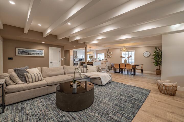 Entertainer home hot tub Universal sleeps 12 gallery image 2