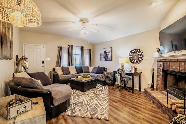 King Suite/ Fire Pit & Garage/ Dog-friendly Home - Lubbock, TX