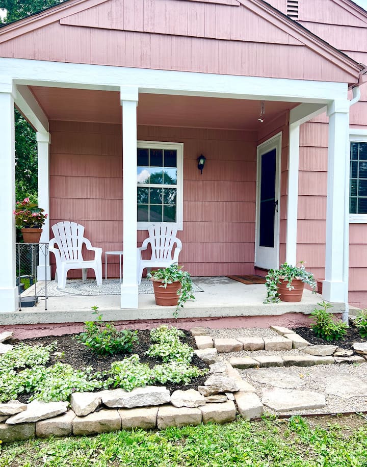 Pink Chalet Downtown | Themed 2Bed Home, Fire Pit - Houses for