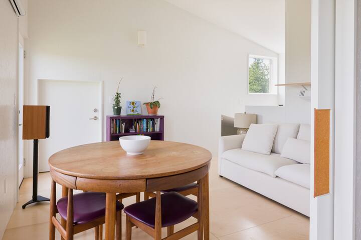 Modern Sunny Getaway Near Middlebury College - Middlebury, VT