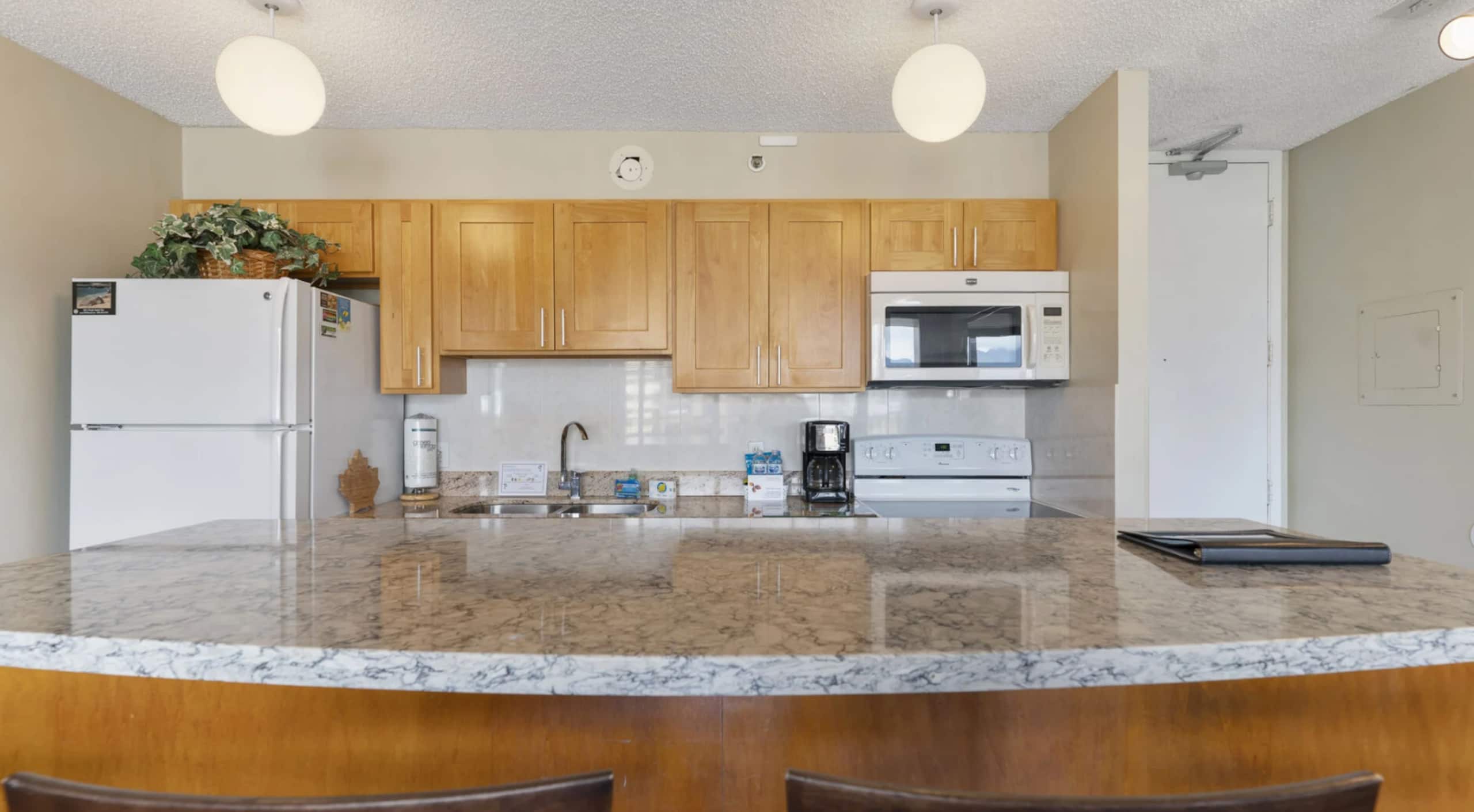 Condo in Honolulu · ★4.87 · 1 bedroom · 3 beds · 1 private bath - Image 6