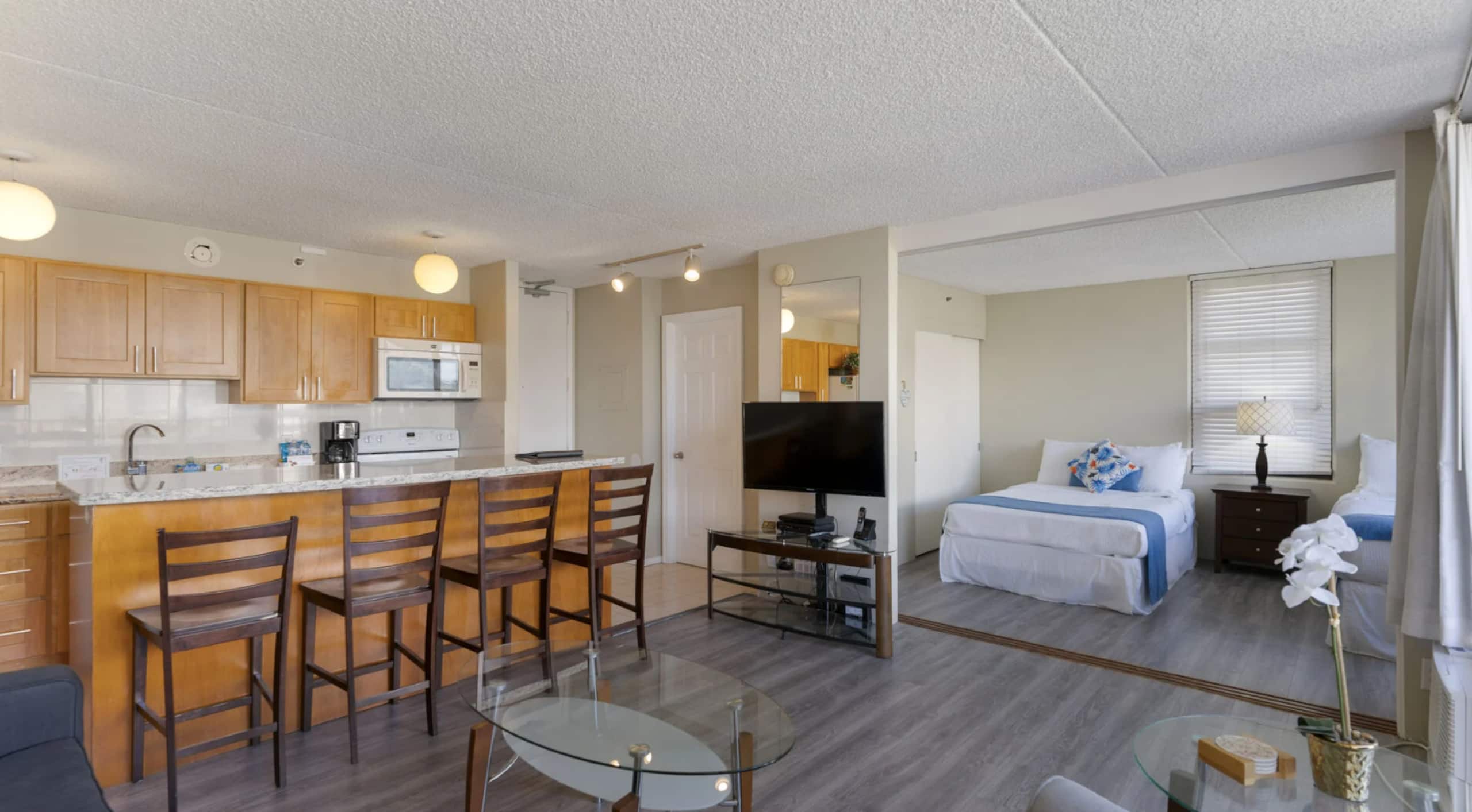 Condo in Honolulu · ★4.87 · 1 bedroom · 3 beds · 1 private bath - Image 2